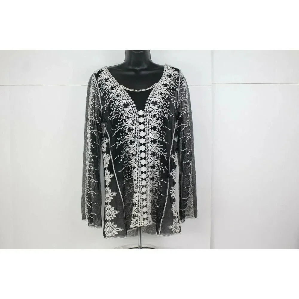 ladies Capri black&white blouse size M